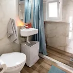 Stylish 2br With Balcony