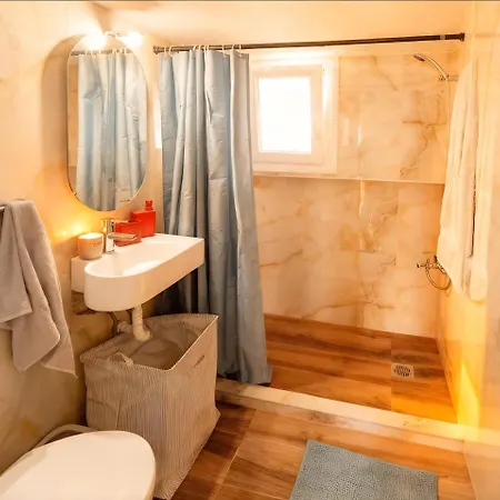 Chic 2Br Central Apartment With Balcony アパート