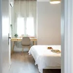 Stylish 2br With Balcony