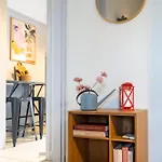Stylish 2br With Balcony Apartament