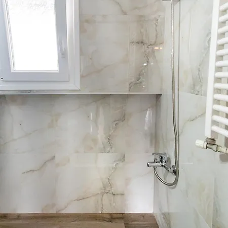 Chic 2br With Balcony