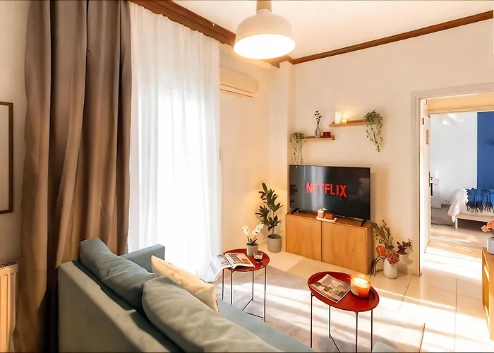 Central Chic 2Br Apartment With Balcony *