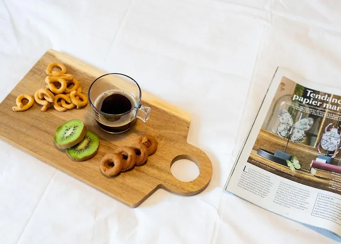 Central Chic 2Br Apartment With Balcony