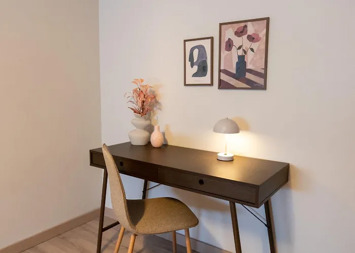 Central Chic 2Br Apartment With Balcony