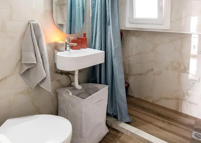 Central Chic 2Br Apartment With Balcony