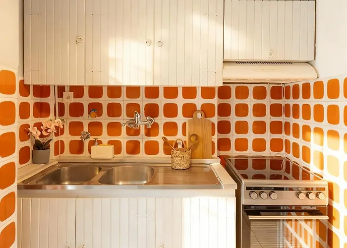 Central Chic 2Br Apartment With Balcony