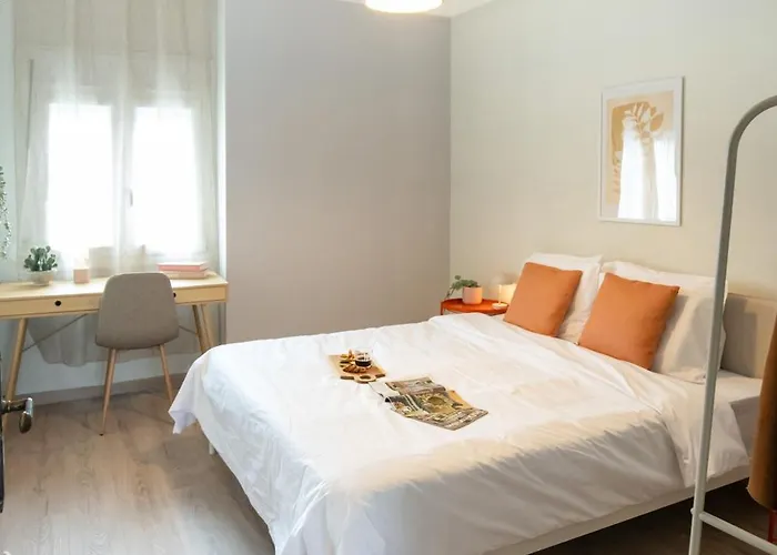 Central Chic 2Br Apartment With Balcony *