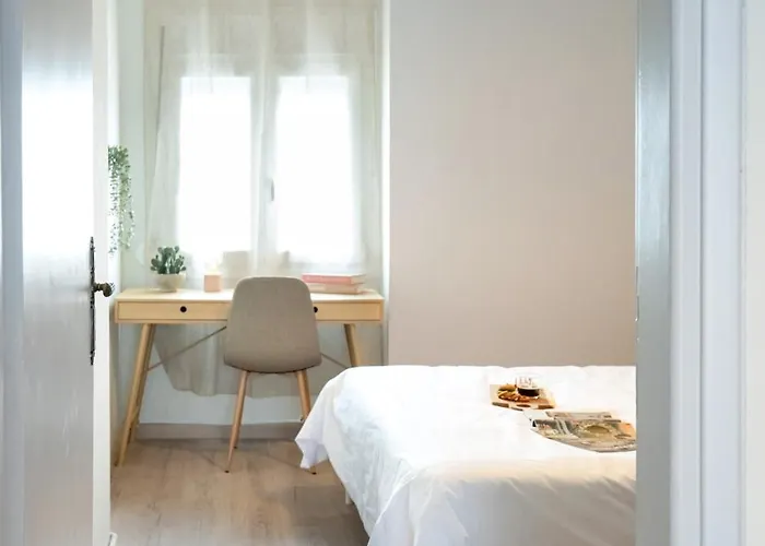 Central Chic 2Br Apartment With Balcony