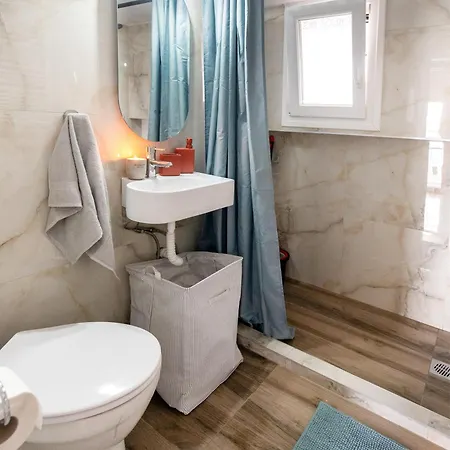 Chic 2br With Balcony